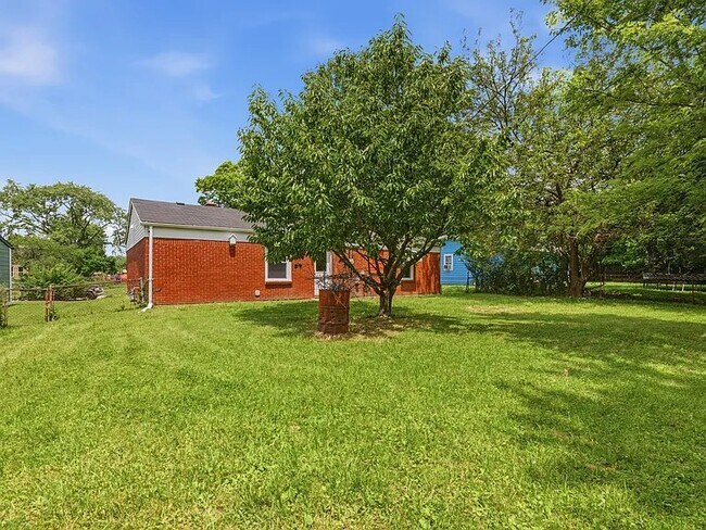 Building Photo - 8315 Roy Rd