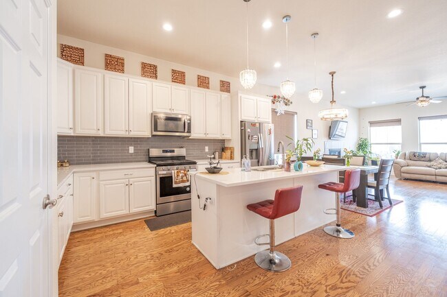 Building Photo - Gorgeous 3 Bed 3 Bath House in Ketcher Farm!