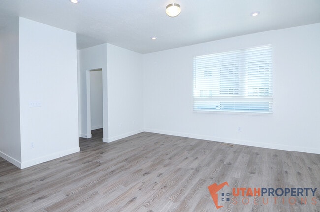 Building Photo - 1006 W 430 S