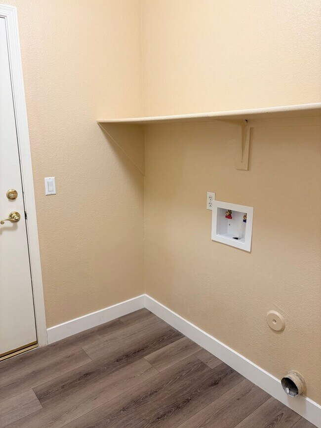 Building Photo - **BEAUTIFUL & SPACIOUS 3 BEDROOM/2 BATHROO...