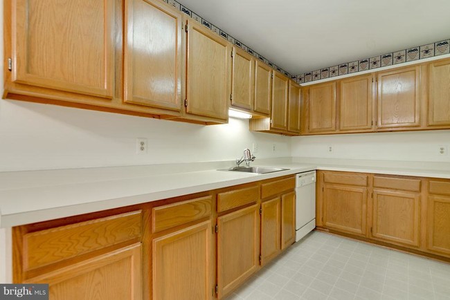Building Photo - 7608 Southern Oak Dr