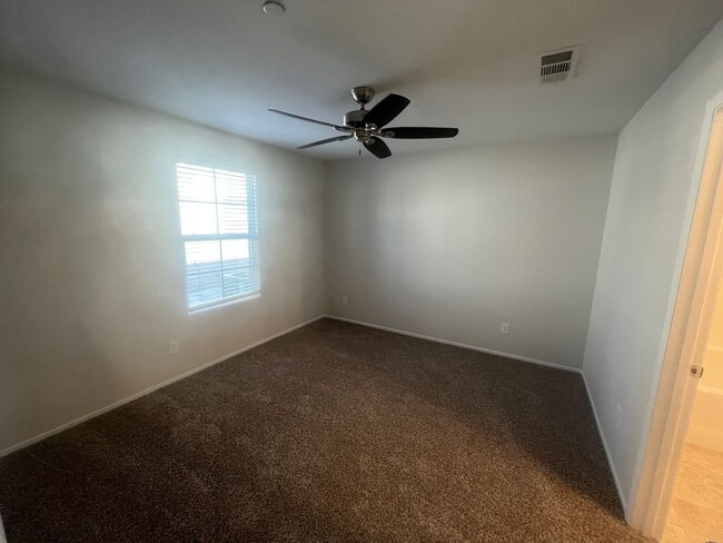 Building Photo - 2 bedroom Townhome located near Nellis Air Force Base!!