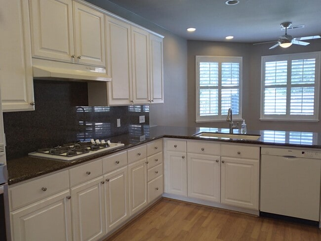 Building Photo - 553 W Fallbrook Ave