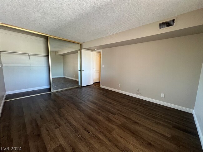 Building Photo - 1390 E Vegas Valley Dr