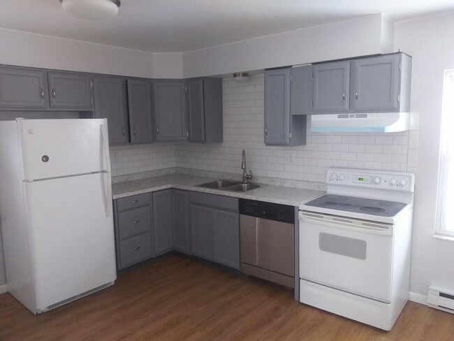 Kitchen - 552 Union Avenue Ext