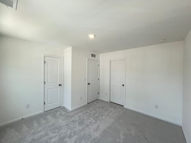 Building Photo - Newly Built 2BD, 2.5BA Apex Townhome in an HOA Community Near RDU Airport, RTP, and Fenton