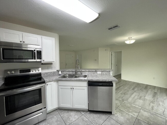 Building Photo - Move-In Ready! Beautiful 3BR/2BA with New Flooring & Fresh Paint