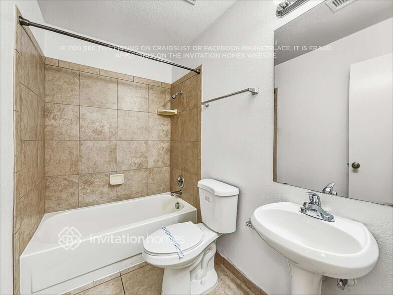 Building Photo - 2142 W Monona Dr