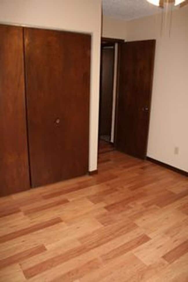 Building Photo - Large townhomne