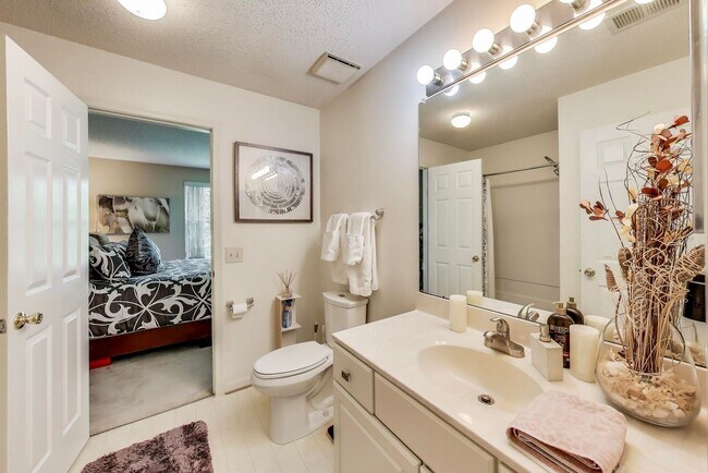 Building Photo - Beautifully updated and maintained 2 level condo home!