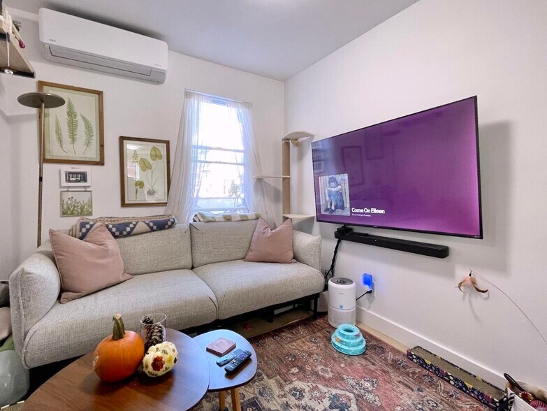 Building Photo - 379 Monmouth St