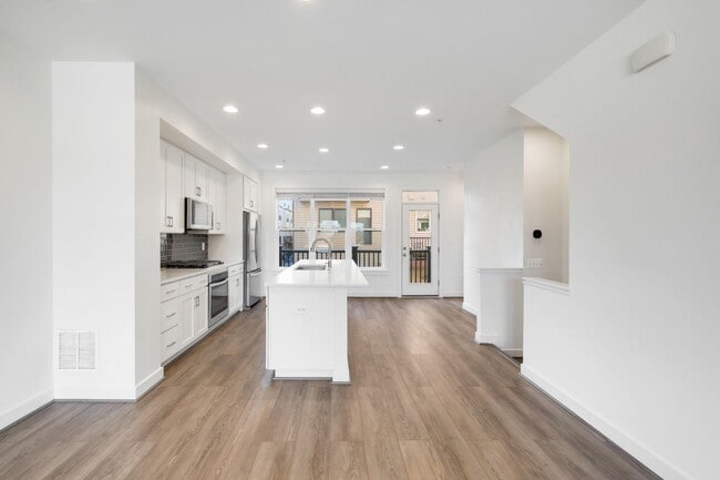 Building Photo - 16560 Crabbs Branch Way