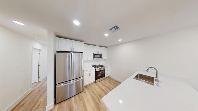 Building Photo - Newly Renovated 5 bedroom house! (Lease ou...