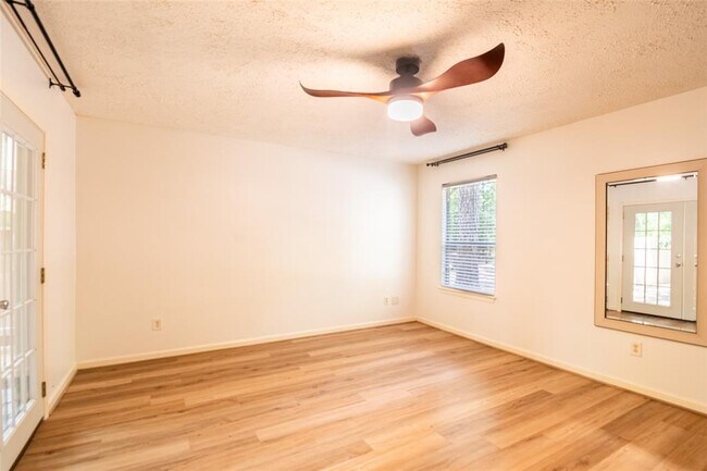 Building Photo - 2717 S Millbend Dr