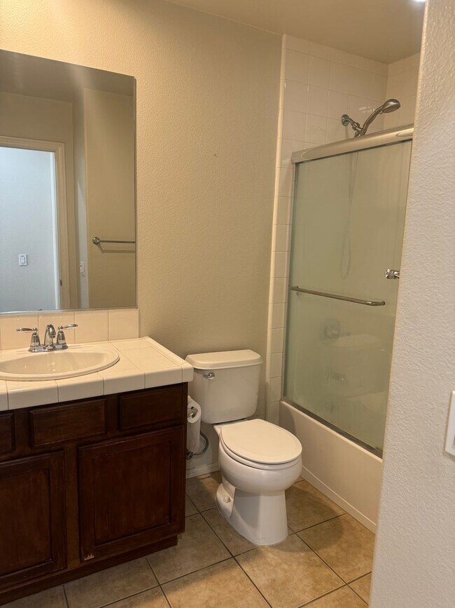 Building Photo - ONE MONTH FREE RENT! Beautiful 4 bedroom, ...