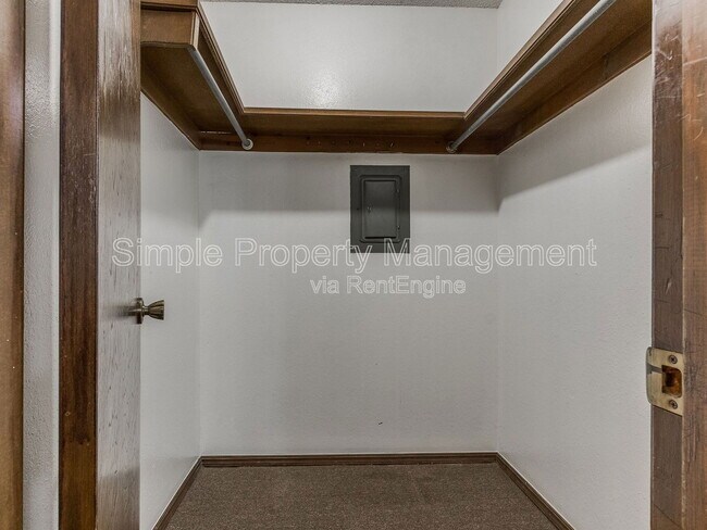 Building Photo - 2604 Brenda Ave