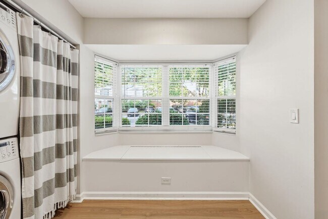Building Photo - Modern 3BD, 2.5BA North Raleigh Townhome with Upgrades in a Prime Location Near Top Shopping, Din...