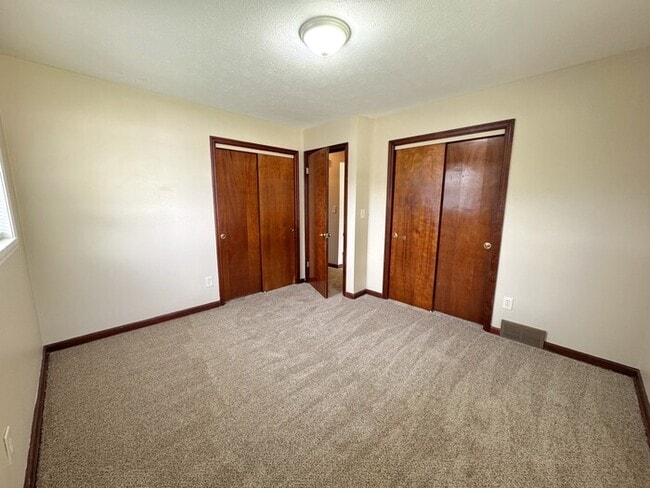 Building Photo - 3971 Far Hills Dr