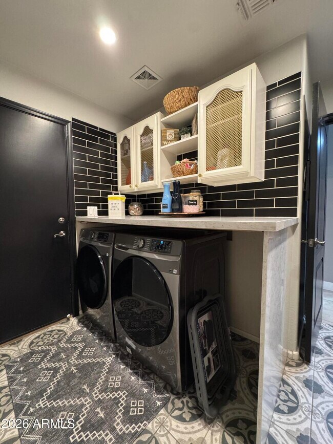 Building Photo - 734 E Kelsi Ave