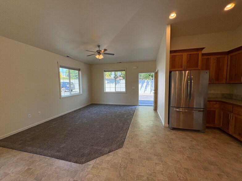 Building Photo - 1419 Springwater Ave