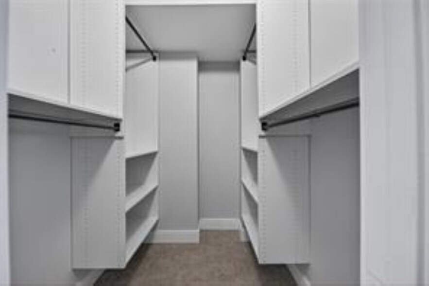 Building Photo - 1800 N Andrews Ave