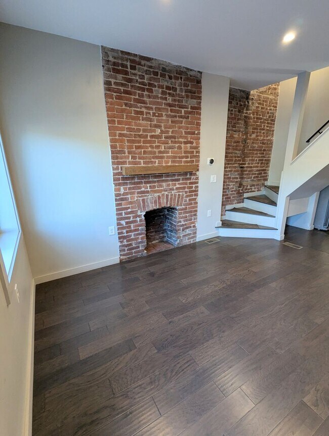 Building Photo - 3 Bedroom 2 Bathroom Single Family Home (L...