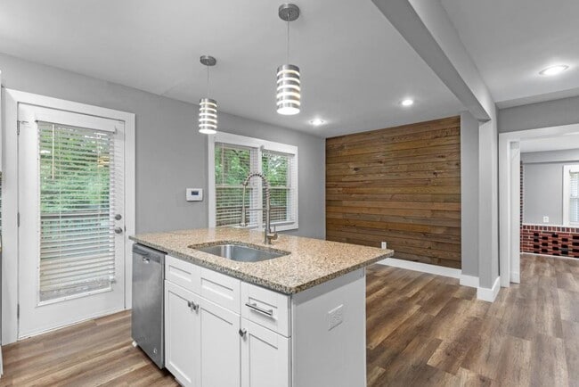 Building Photo - 1699 Flintwood Dr SE