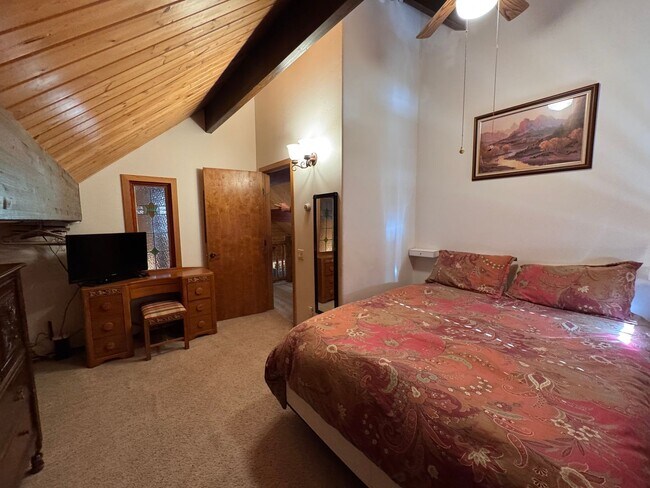 Building Photo - Furnished mountain cabin