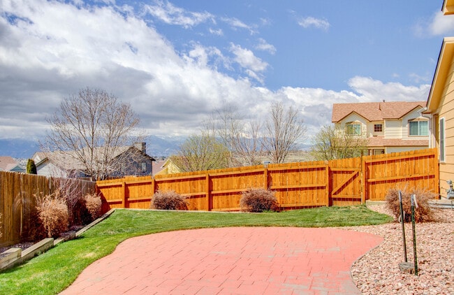 Building Photo - Impeccable 5 Bedroom Home with Mountain Views