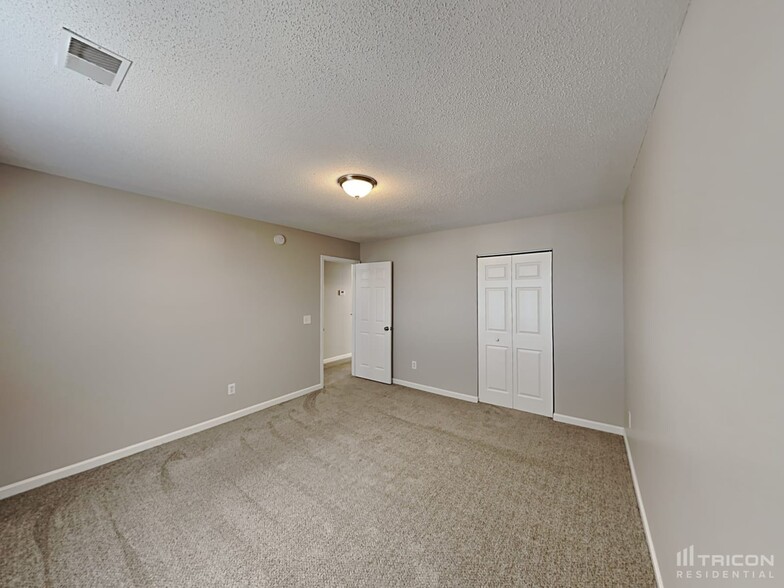 Building Photo - 204 Fox Grove Cir