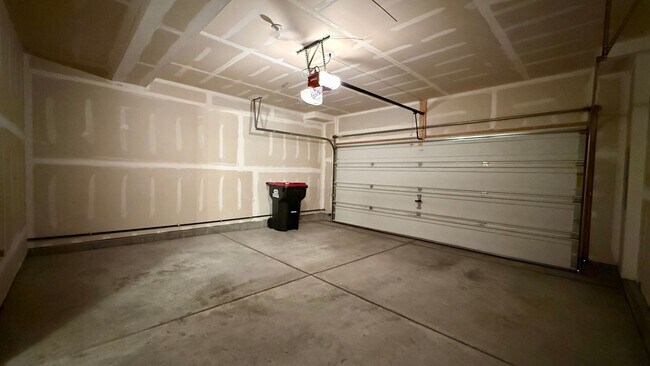 Building Photo - Modern Townhome with Mountain Views in Claremont Ranch