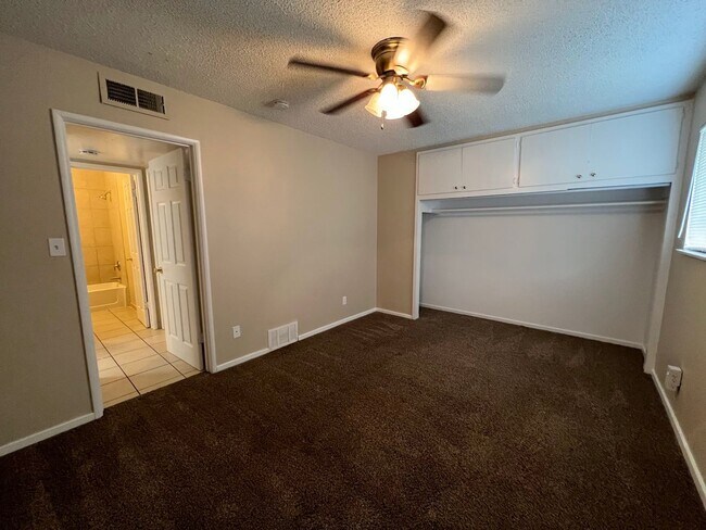 Building Photo - 2 Bedroom 1 Bath for rent!