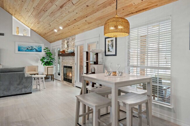 Building Photo - 300 Lan Rob Ln