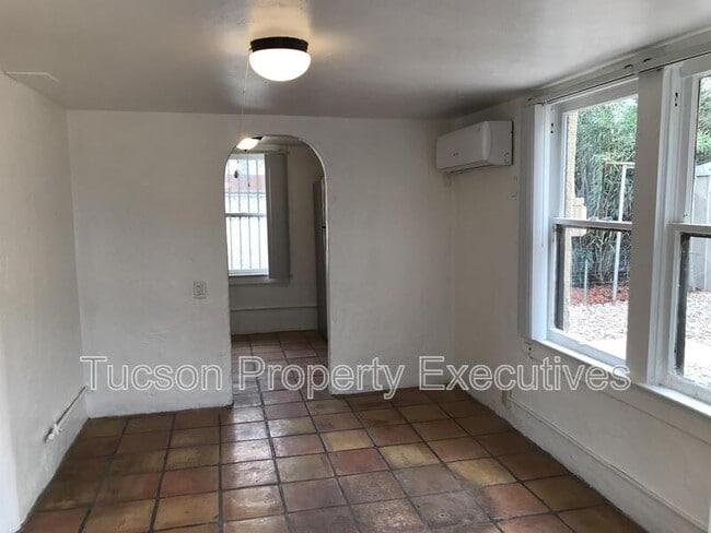 Building Photo - 2632 N Stone Ave
