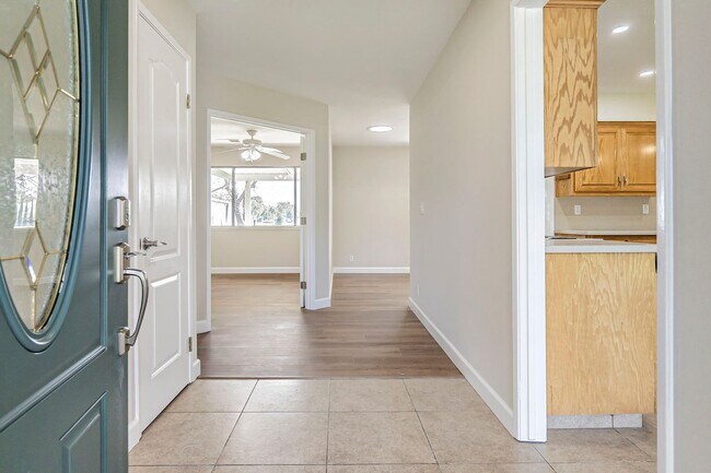 Building Photo - 25265 Carlsbad Ave