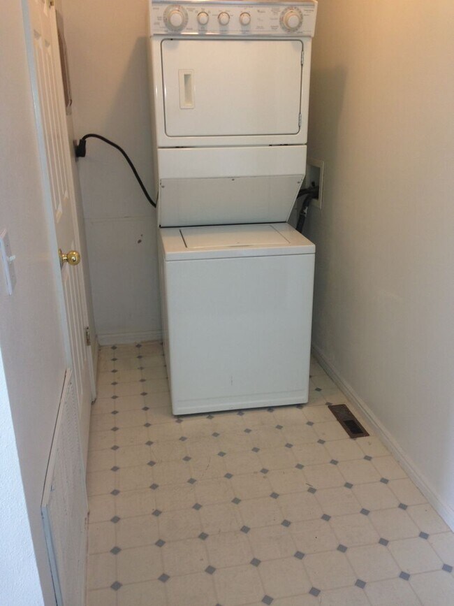 Building Photo - Ground Level Apartment