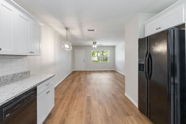 Building Photo - MOVE IN SPECIAL-Beautiful Newly Renovated 2/1 Duplex in St. Cloud Close To Lakefront