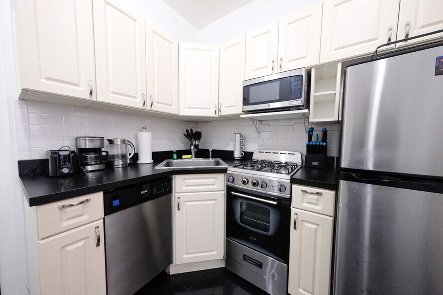 Building Photo - 302 E 104th St