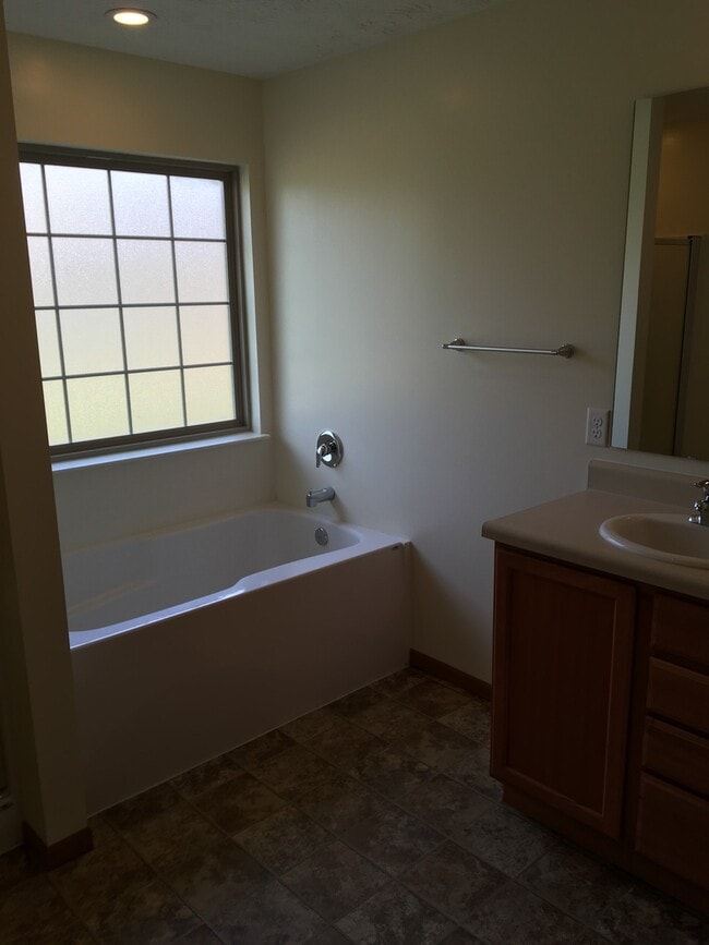 Building Photo - Laurel Creek Apts, 2225/2227 Shamrock Ln