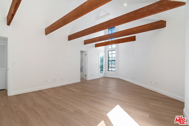 Building Photo - 2541 Stoner Ave