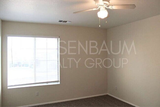 Building Photo - Gorgeous 5-bedrooms, 3-baths home in Super...