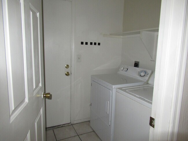Building Photo - Spacious 4 Bedroom Home in Convenient Mesa...