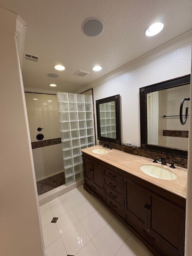 Building Photo - Two story home in NW Visalia Rent Ready!