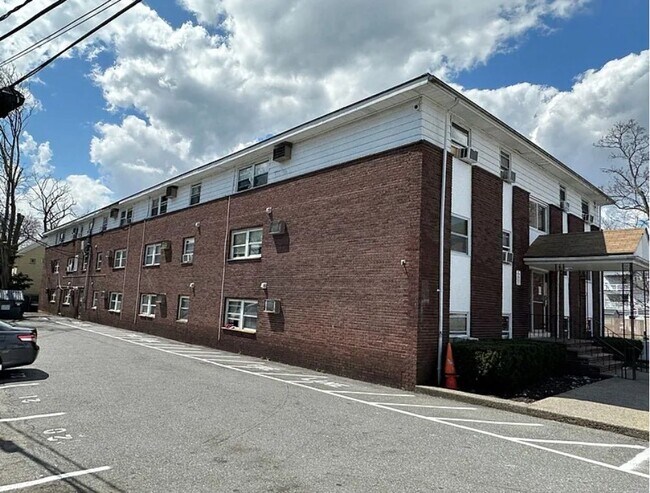 Building Photo - 108 Franklin St