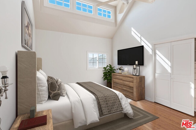 Building Photo - 360 Alma Real Dr