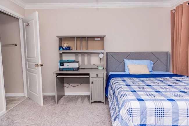 Building Photo - 2 Bedroom/ 2 bath - entry level END UNIT with side balcony- Fully Furnished and only a $500 depos...