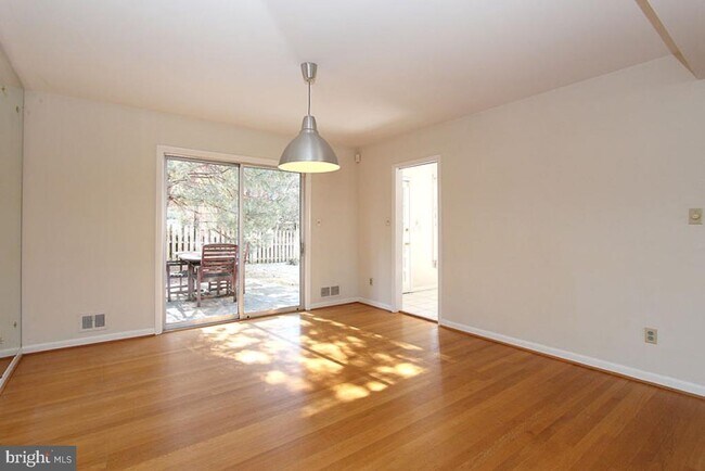 Building Photo - 6220 Robinwood Rd