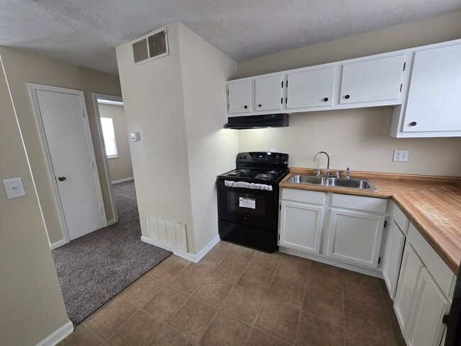 Building Photo - Nice, Recently Renovated, 3 Bedrooms, 1 Bath, Brick Ranch Home available Now! Located on a Cul de...