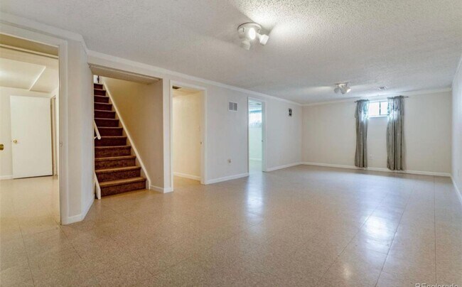Building Photo - Large Aurora Lynn Knolls Home