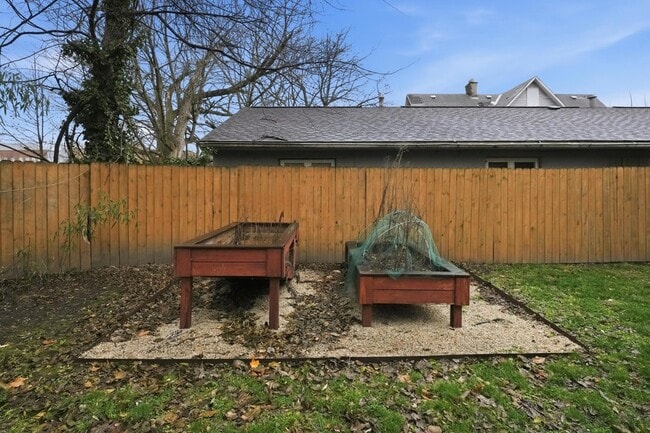 Building Photo - 905 McAllister Ave